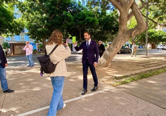 Dani Pérez grabando un TikTok en la Alameda, con la ayuda de Alicia Martín.