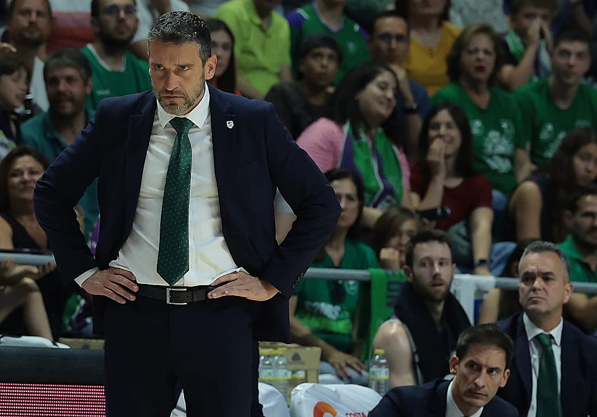 Ibon Navarro observa el juego concentrado.