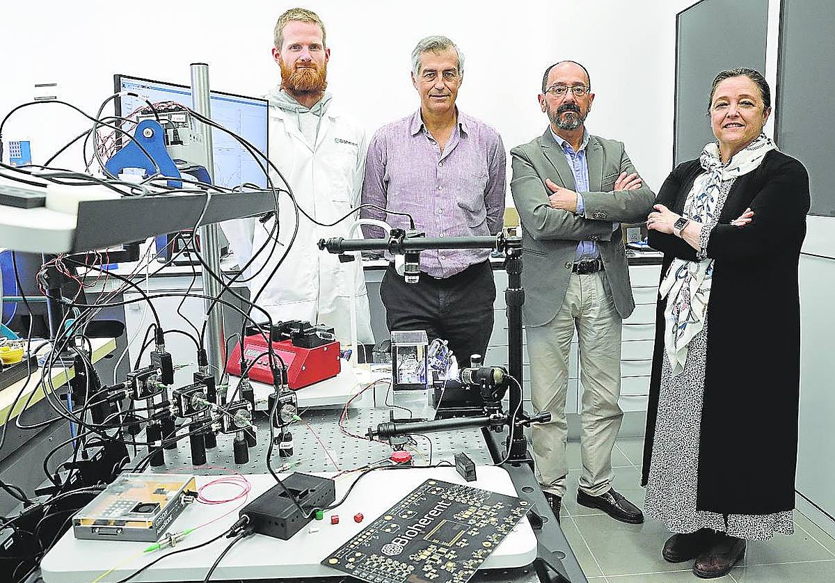 Jonas Leuermann, Iñigo Molina, Ezequiel Pérez-Inestrosa y María José Torres, en el laboratorio, junto al prototipo de Bioherent.