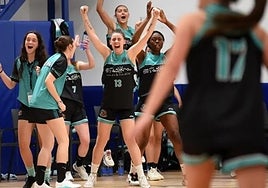 Las jugadoras del Estepona celebran una canasta.