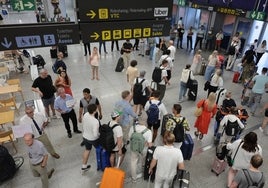 Turistas llegan al aeropuerto de Málaga.