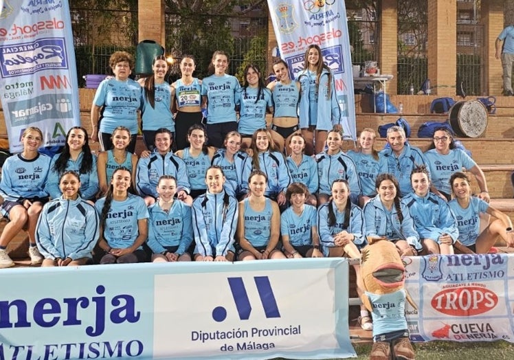 Integrantes del equipo femenino del Trops-Cueva de Nerja, en Valencia, al término de la competición.