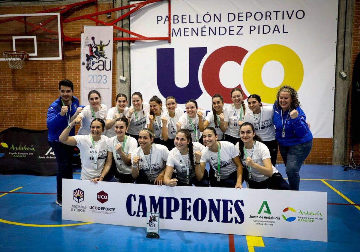 la selección femenina de balonmano de la UMA posa en el complejo deportivo de la UCO tras conseguir la medalla de oro.