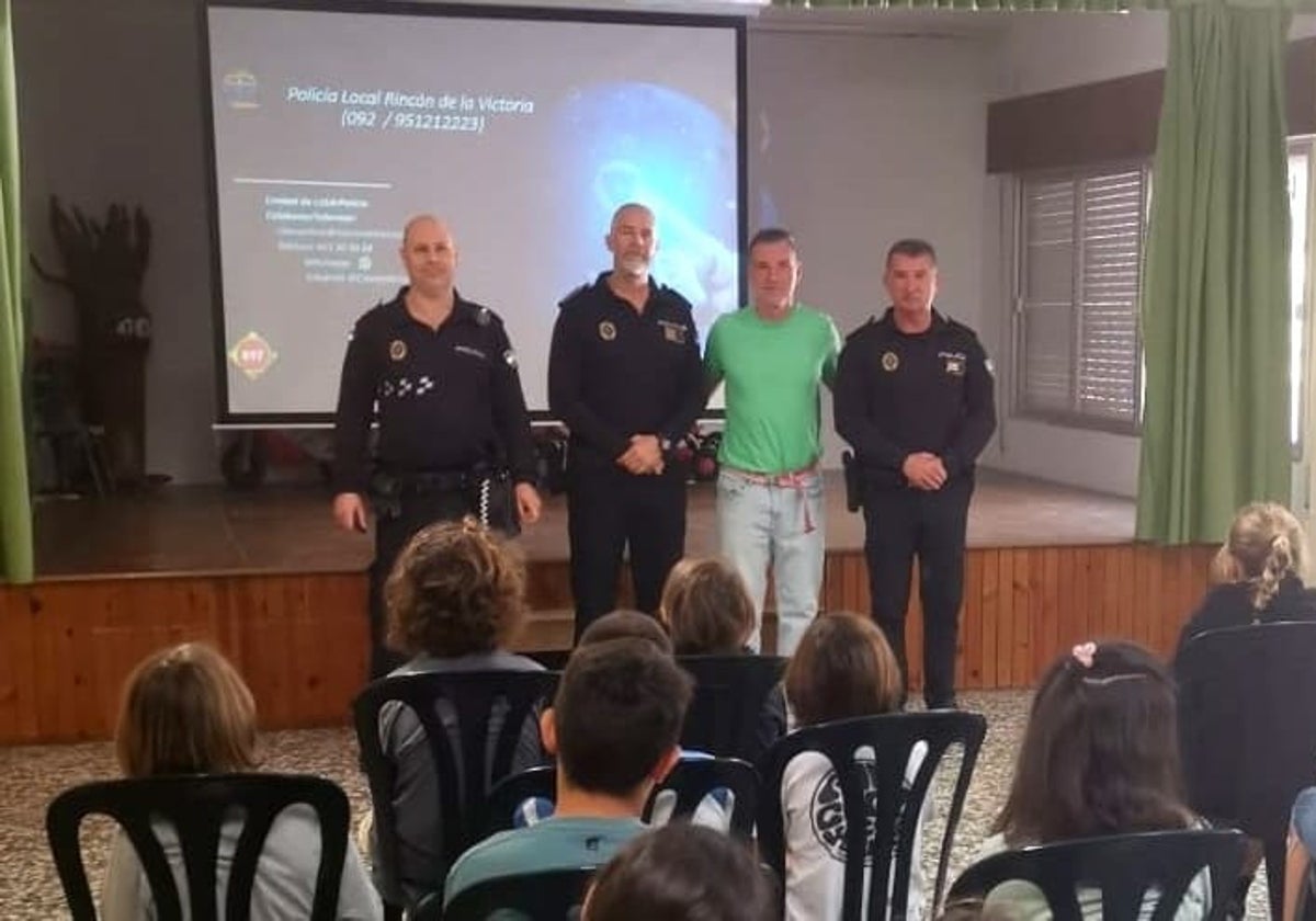 Agentes policiales, en una de las charlas.