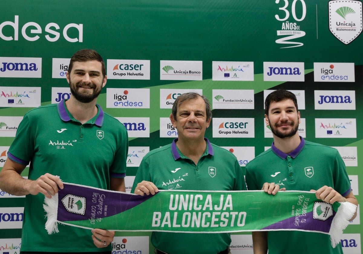 David Kravish, Juanma Rodríguez y Darío Brizuela durante las presentación de las renovaciones de los jugadores por tres campañas,