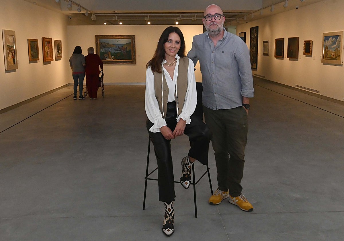 Lorena Codes y José Luis García, en la sala de exposiciones del Mirador del Carmen, con obras de la Colección Carmen Thyssen-Bornemisza.