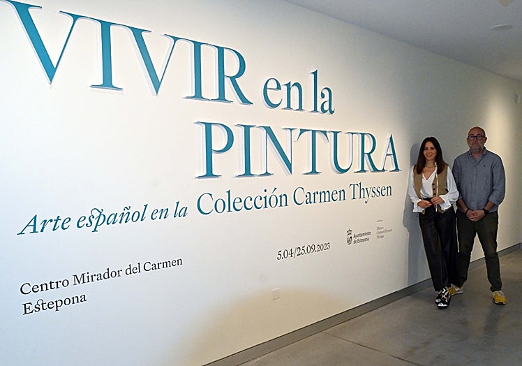 Los directores Lorena Codes y José Luis García,  en la entrada de la exposición.