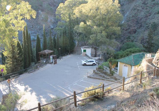 El inicio está junto al balneario de Tolox.