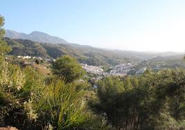 Vista panorámica de Tolox tras el primer tramo de subida