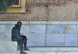 Escultura de Cervantes en la entrada del Palacio de Beniel.