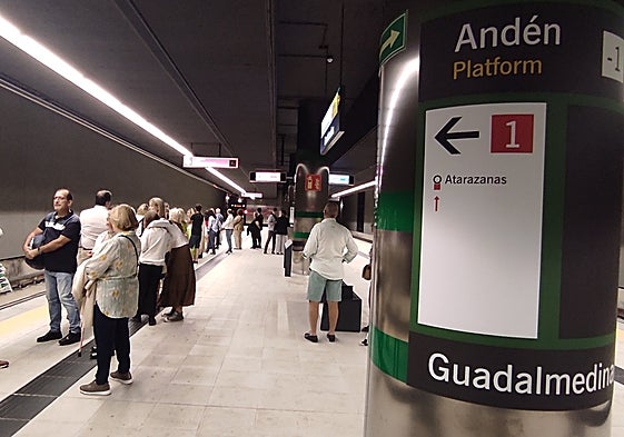 Viajeros esperando al metro en el andén de la estación Guadalmedina.