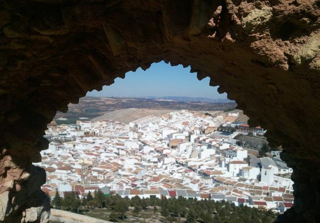 El pueblo de Teba visto desde el castillo de la Estrella.