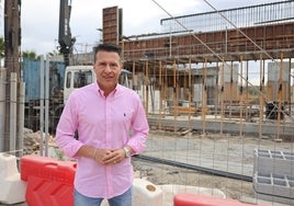 El alcalde torroxeño, Óscar Medina, junto a las obras del nuevo tanatorio.