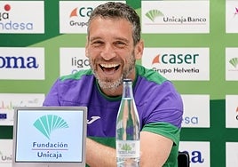 Ibon Navarro sonríe durante la rueda de prensa cuando fue preguntado por la situación de Osetkowski.