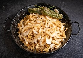 En cb23 sirven las migas con gambas cristal, jibia, calabacín y pimientos.