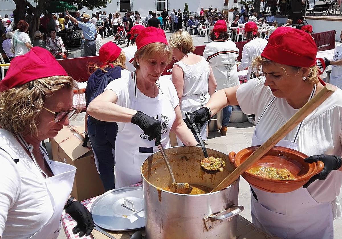 La Asociación de Mujeres Almena se implica cada año en esta fiesta gastronómica.