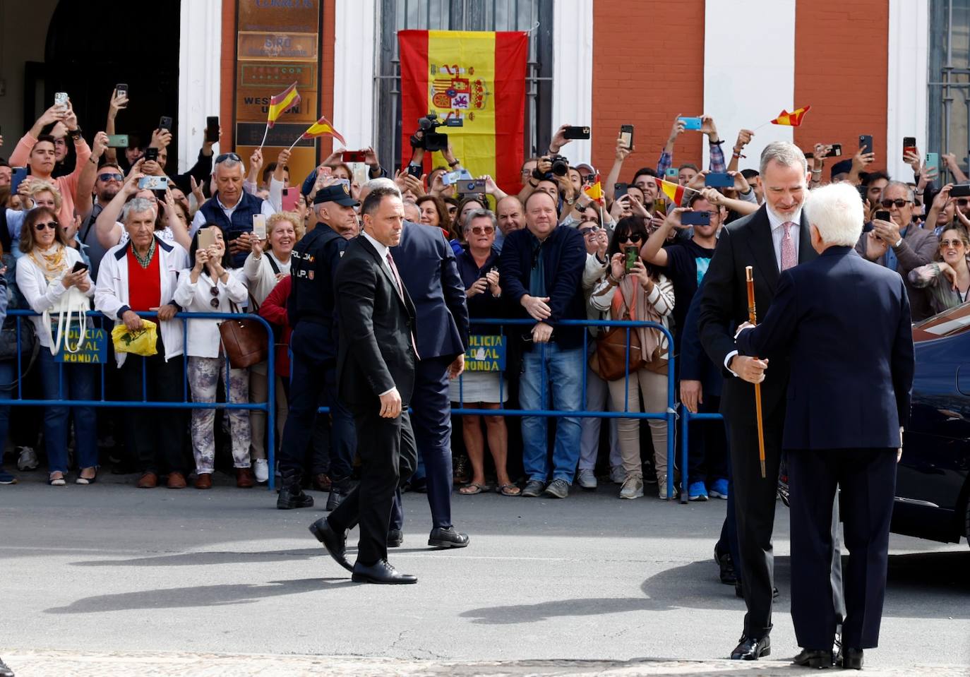 El rey Felipe VI se da un baño de multitudes a su llegada a Ronda