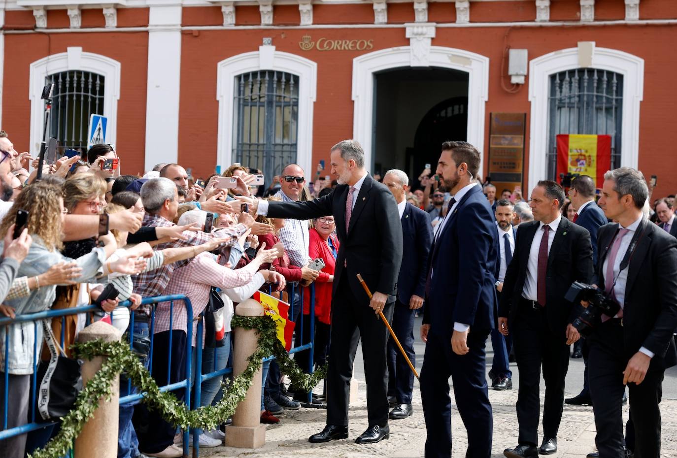 El rey Felipe VI se da un baño de multitudes a su llegada a Ronda