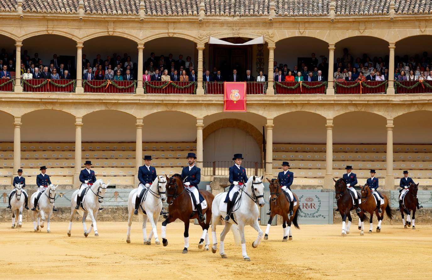 El rey Felipe VI se da un baño de multitudes a su llegada a Ronda