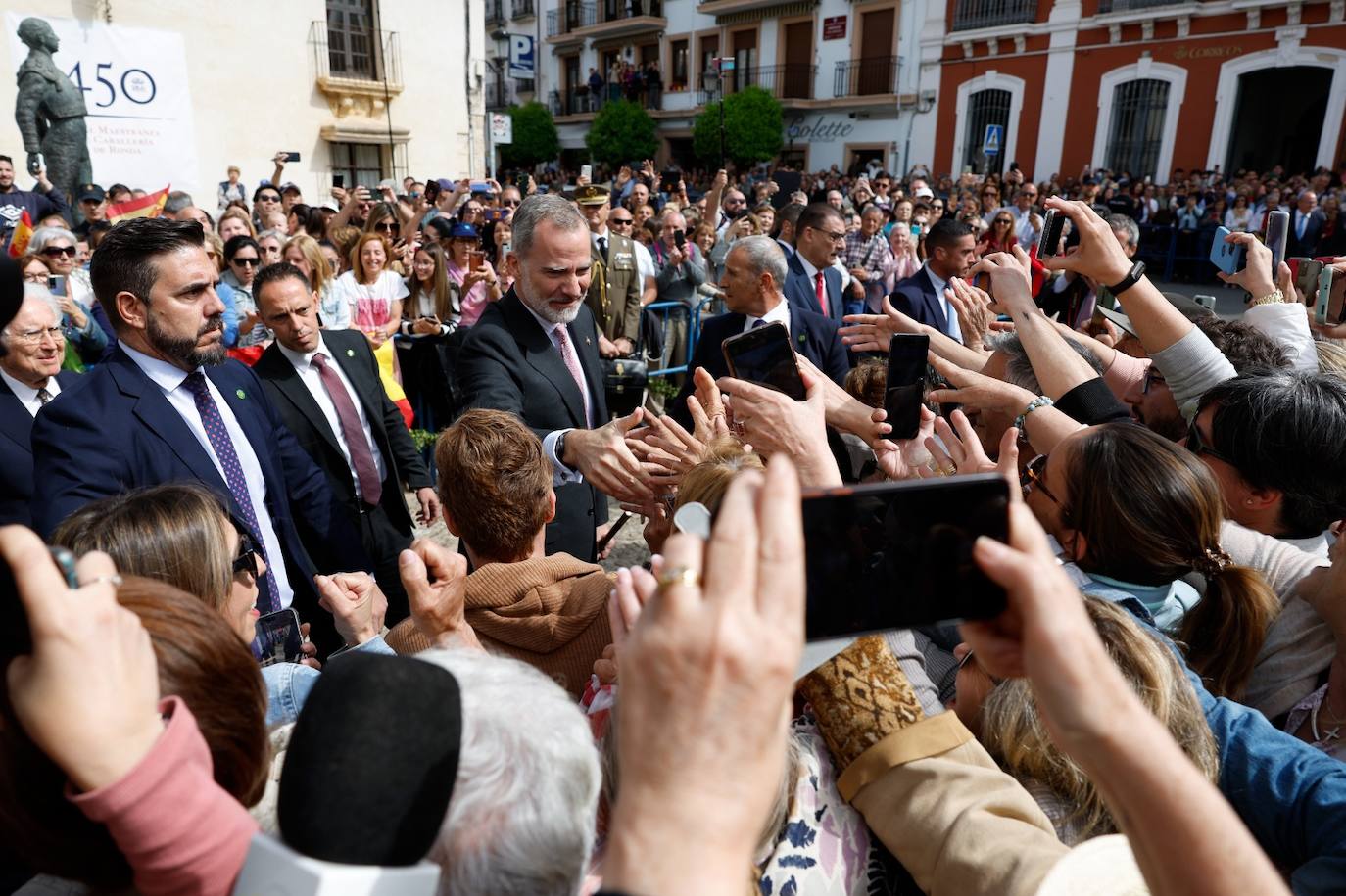 El rey Felipe VI se da un baño de multitudes a su llegada a Ronda