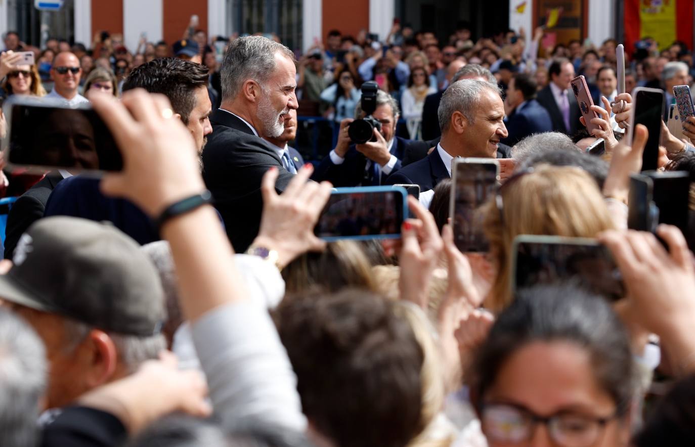 El rey Felipe VI se da un baño de multitudes a su llegada a Ronda