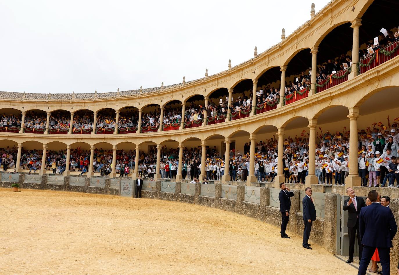 El rey Felipe VI se da un baño de multitudes a su llegada a Ronda