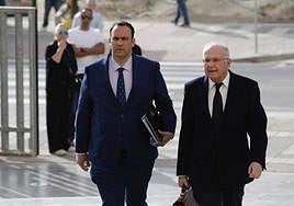 Manuel Díaz llega a la Ciudad de la Justicia con su abogado, José Carlos Aguilera.