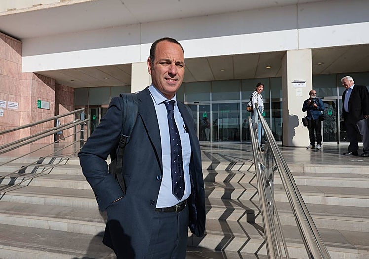 Imagen principal - El abogado Antonio Castillo, Gonzalo Hervás (junto a su letrado) y Antonio Aguilera.