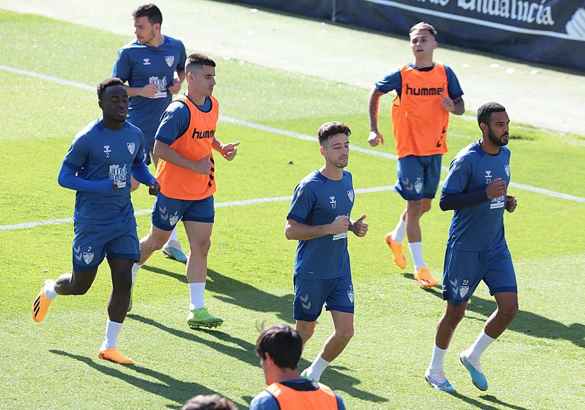 Jugadores del Málaga durante el entrenamiento de ayer en la Rosaleda.