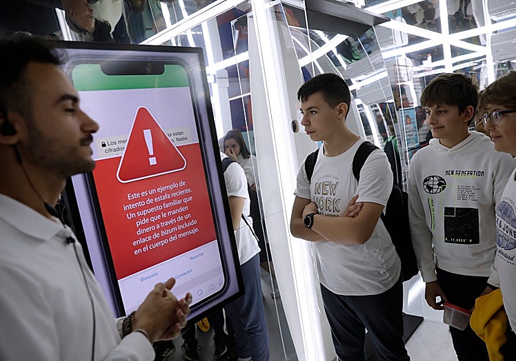 Imagen principal - Varios alumnos del IES Miguel Romero Esteo, en la excursión a 'Ciberland'.