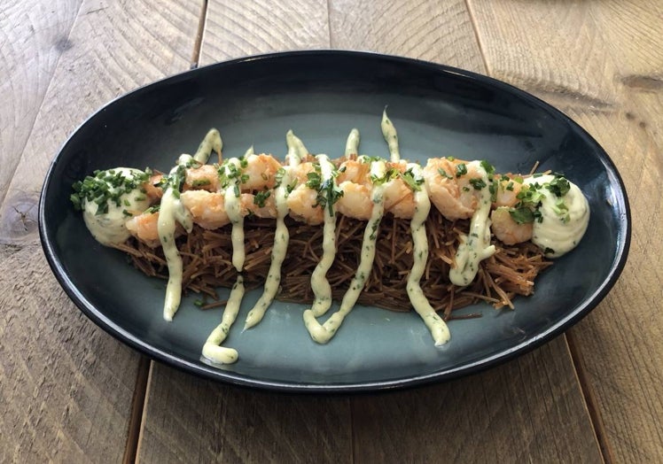 En Oveja Negra sirven los fideos con langostinos y alioli de hierbabuena.