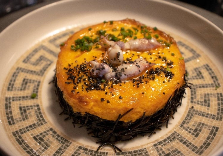 Los fideos de Taró se elaboran con tinta de calamar y se sirven con alioli gratinado.