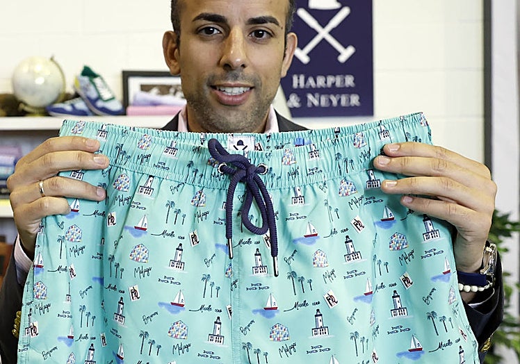 Un guiño a Málaga en forma de bañador con motivos de la Farola, el Pompidou y el Palmeral del Puerto.