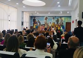 Acto en el salón de plenos con los nuevos funcionarios municipales.