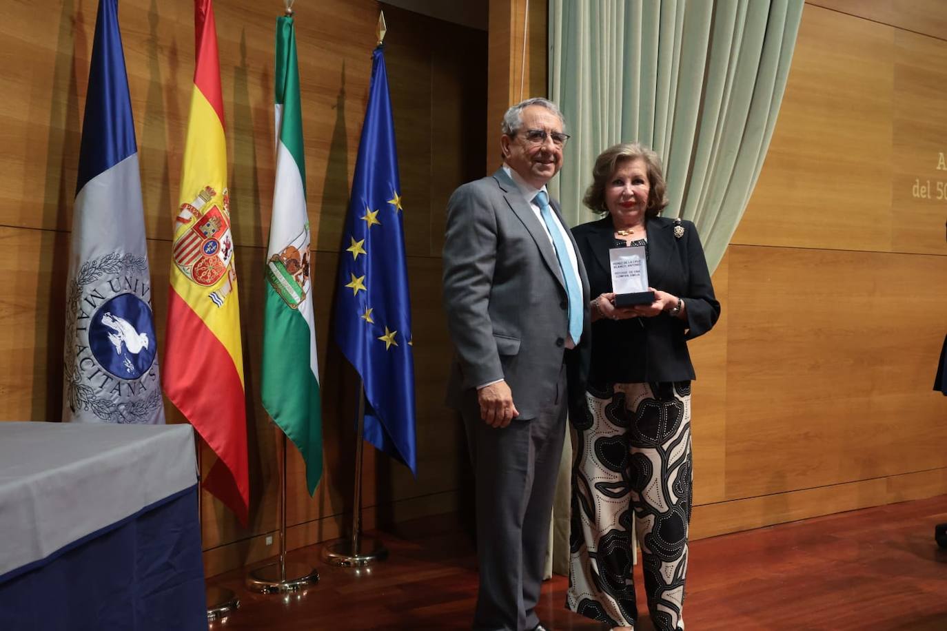 Rector entre 1980 y 1984, recogió la medalla de oro de la UMA a título póstumo su viuda, Emilia de Oña Compán.