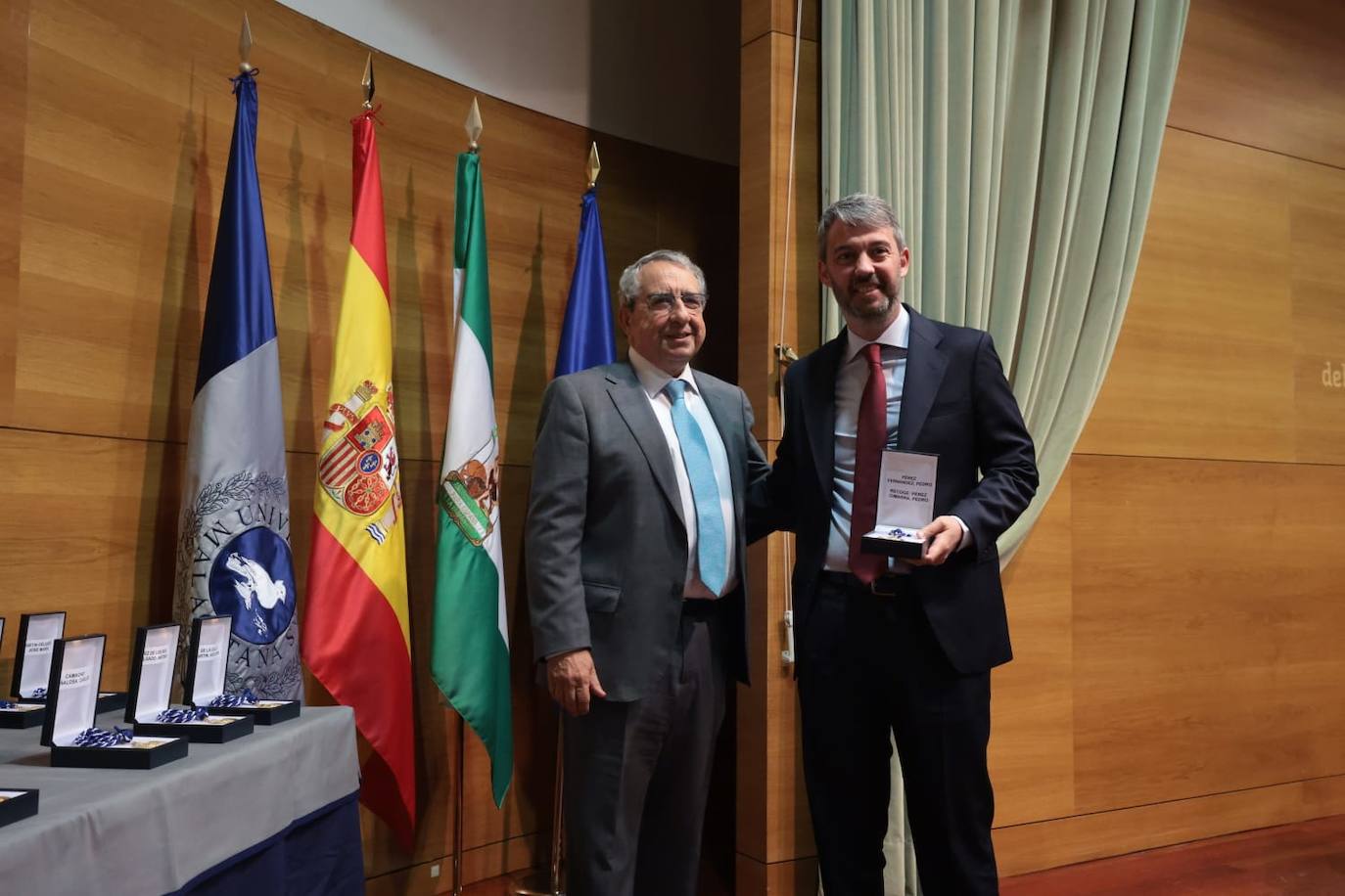 Fue presidente entre 1992 y 1995. A título póstumo, recogió la medalla su hijo Pedro Pérez.