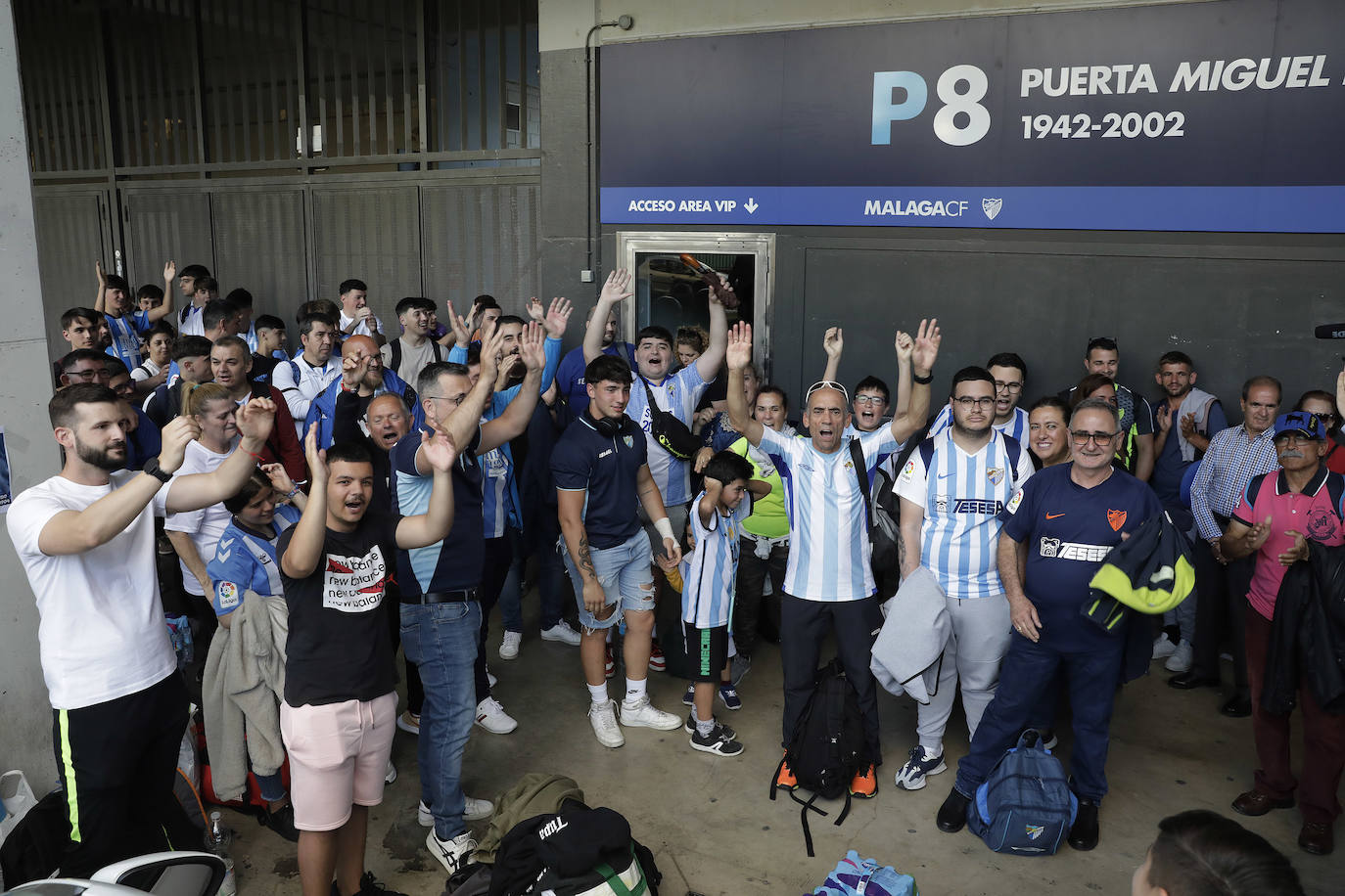 Los aficionados del Málaga parten con ilusión a Lugo