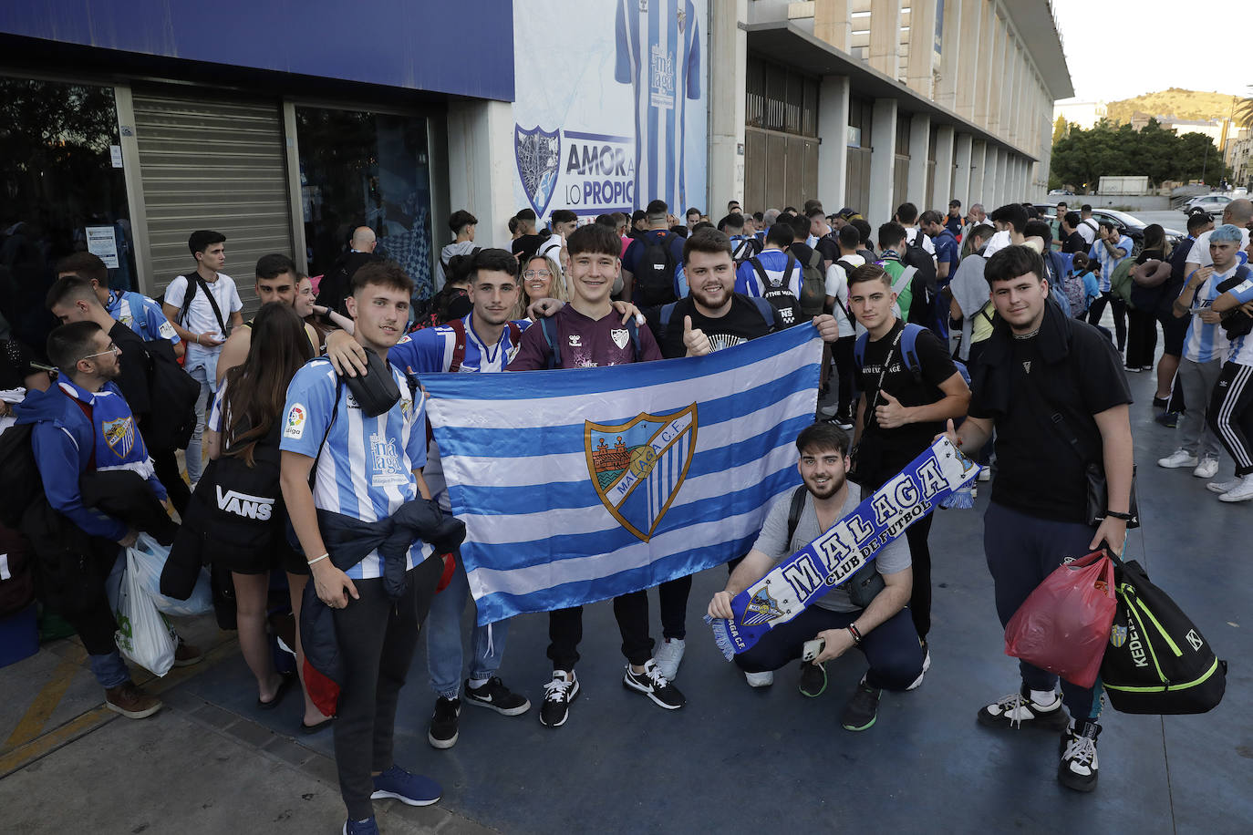 Los aficionados del Málaga parten con ilusión a Lugo