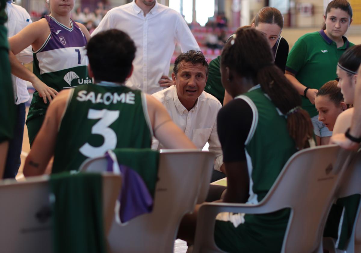 Jesús Lázaro da instrucciones a sus jugadoras durante la semifinal ante el Mataró.