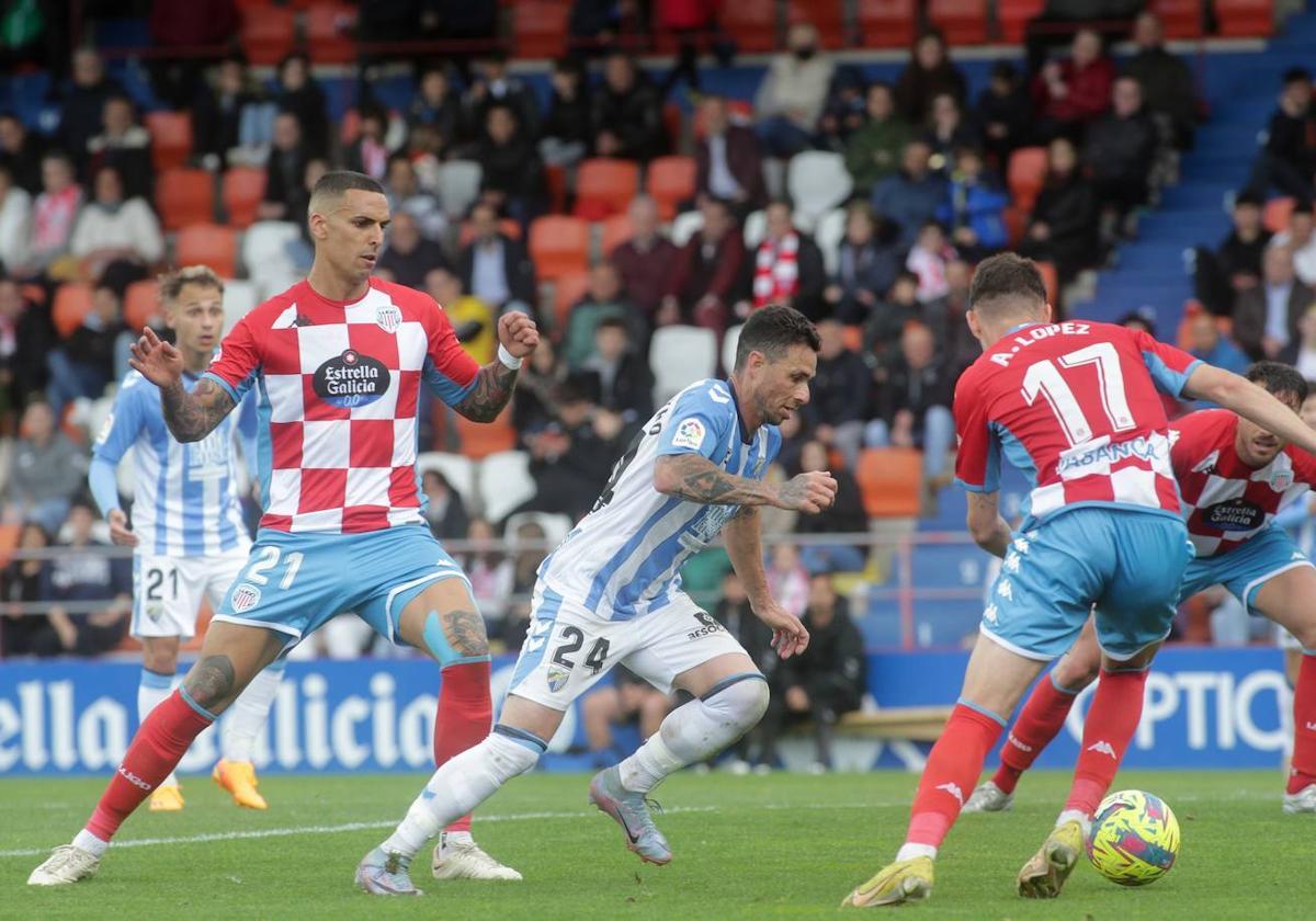 Rubén Castro intenta conducir controlar el balón durante el partido de Lugo.