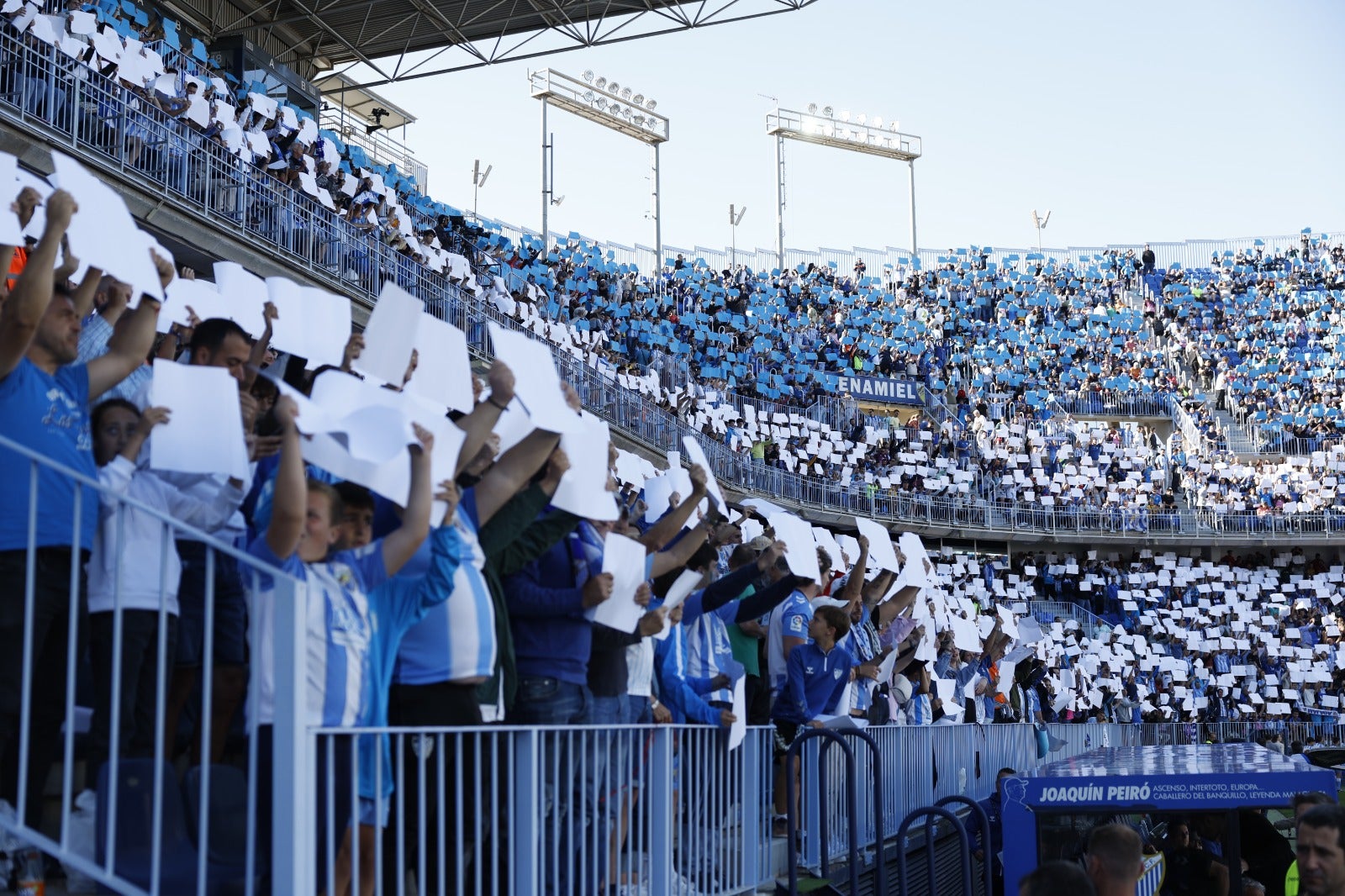 Momento en el que la grada de La Rosaleda forma un mosaico blanquiazul antes del comienzo del último partido del equipo contra el Cartagena.