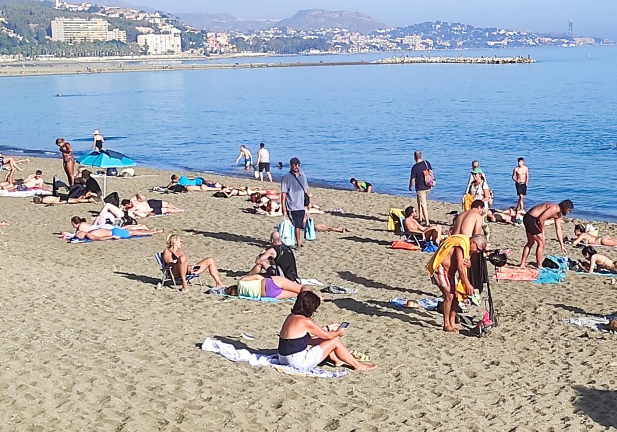 Bañistas en la playa de La Malagueta, durante otro episodio reciente de calor.