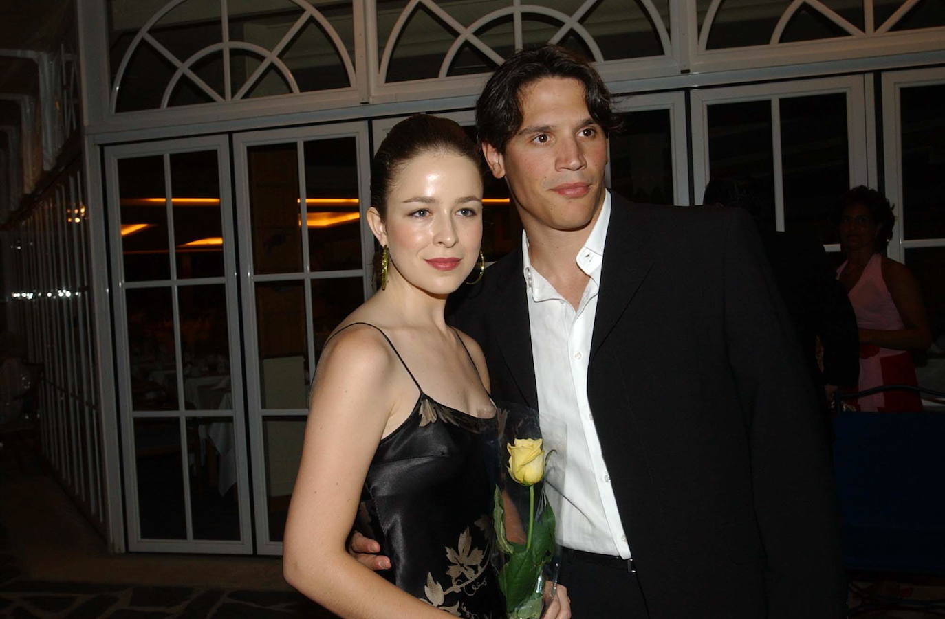Silvia Abascal y Sergio Peris-Mencheta, en la gala de UNICEF, celebrada en los jardines de Incosol (2003)