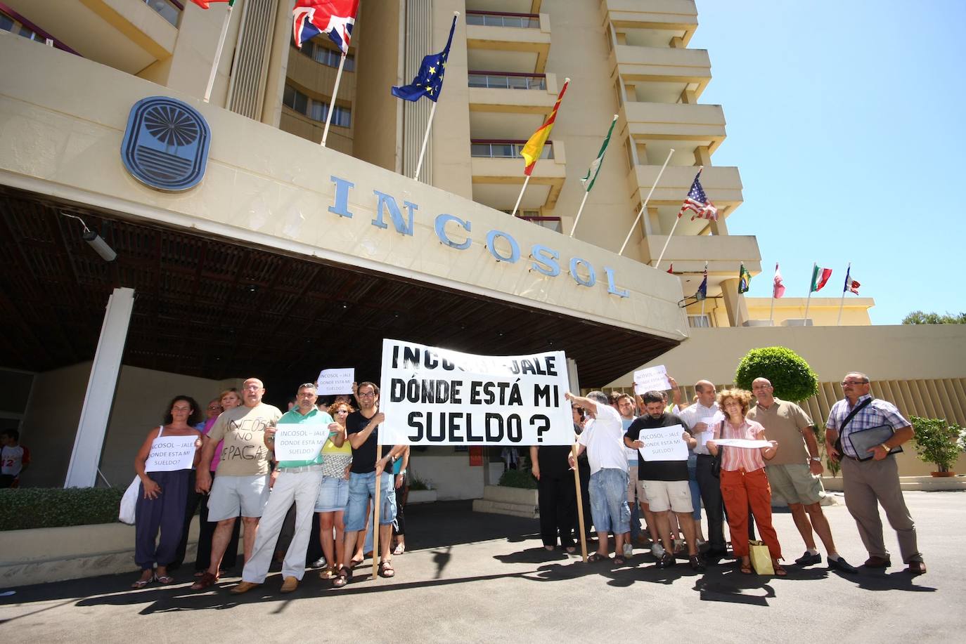 Trabajadores, a las puertas del hotel Incosol, en 2010, reclamando su sueldo 