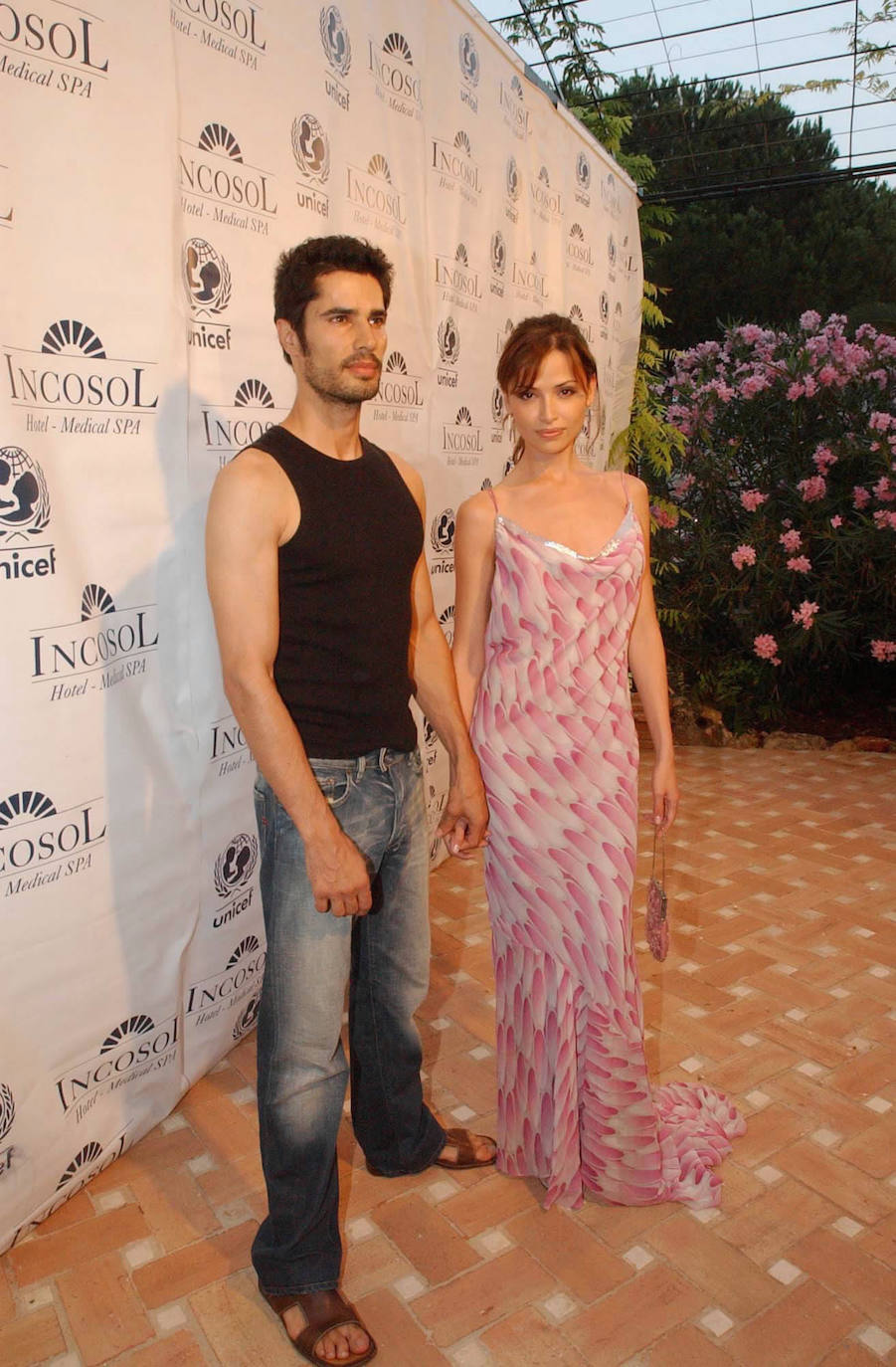 Celebración de la gala anual de Unicef en el Incosol Hotel Medical Spa en 2004. En la imagen,los modelos Cameron Alborzian y Almudena Fernández posan para los medios de comunicación.