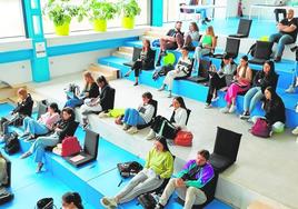 Alumnos de Arquitectura atienden a una de las conferencias ofrecidas con motivo de la Feria de Empleo.