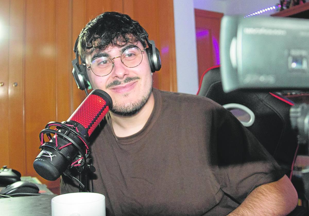 Pablo Ibáñez en su estudio, donde realiza el contenido.