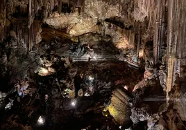 Imagen del interior de la gruta nerjeña.