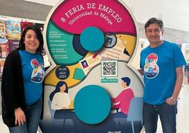 El vicerrector de Innovación, Social y Emprendimiento, Rafael Ventura, junto a una voluntaria de la Feria de Empleo en la Facultad de Psicología.