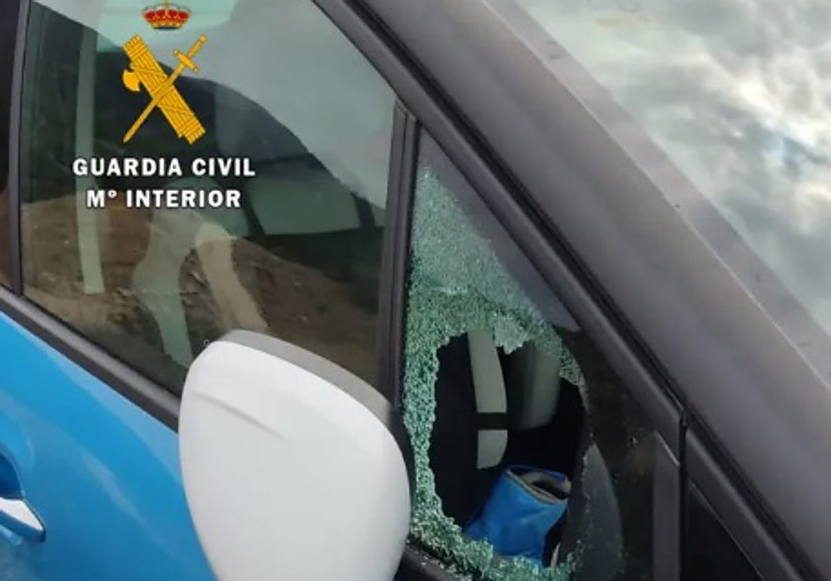 Imagen de uno de los vehículos asaltados por los presuntos ladrones.